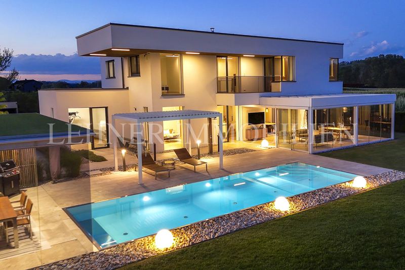 Villa mit Pool und überdachter Terrasse am Abend