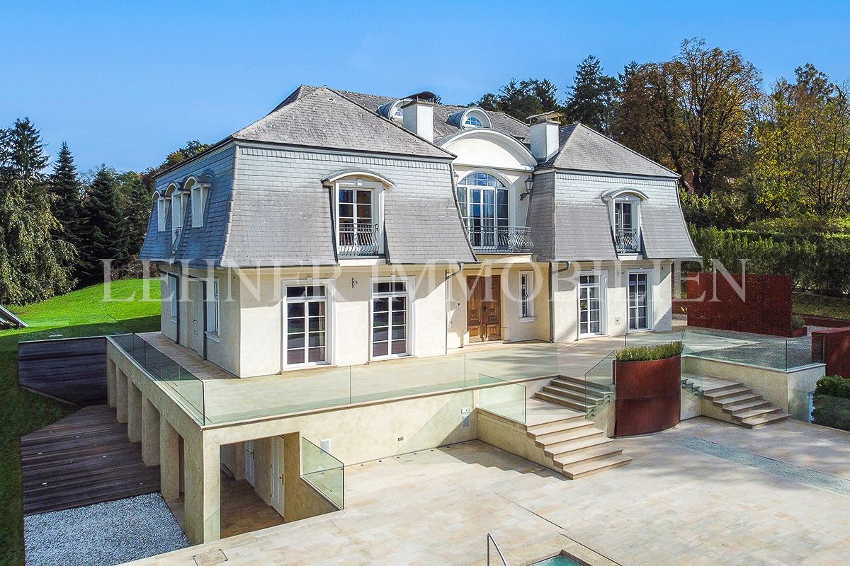 Die Villa mit Steintreppen und großer Terrasse bei Tageslicht